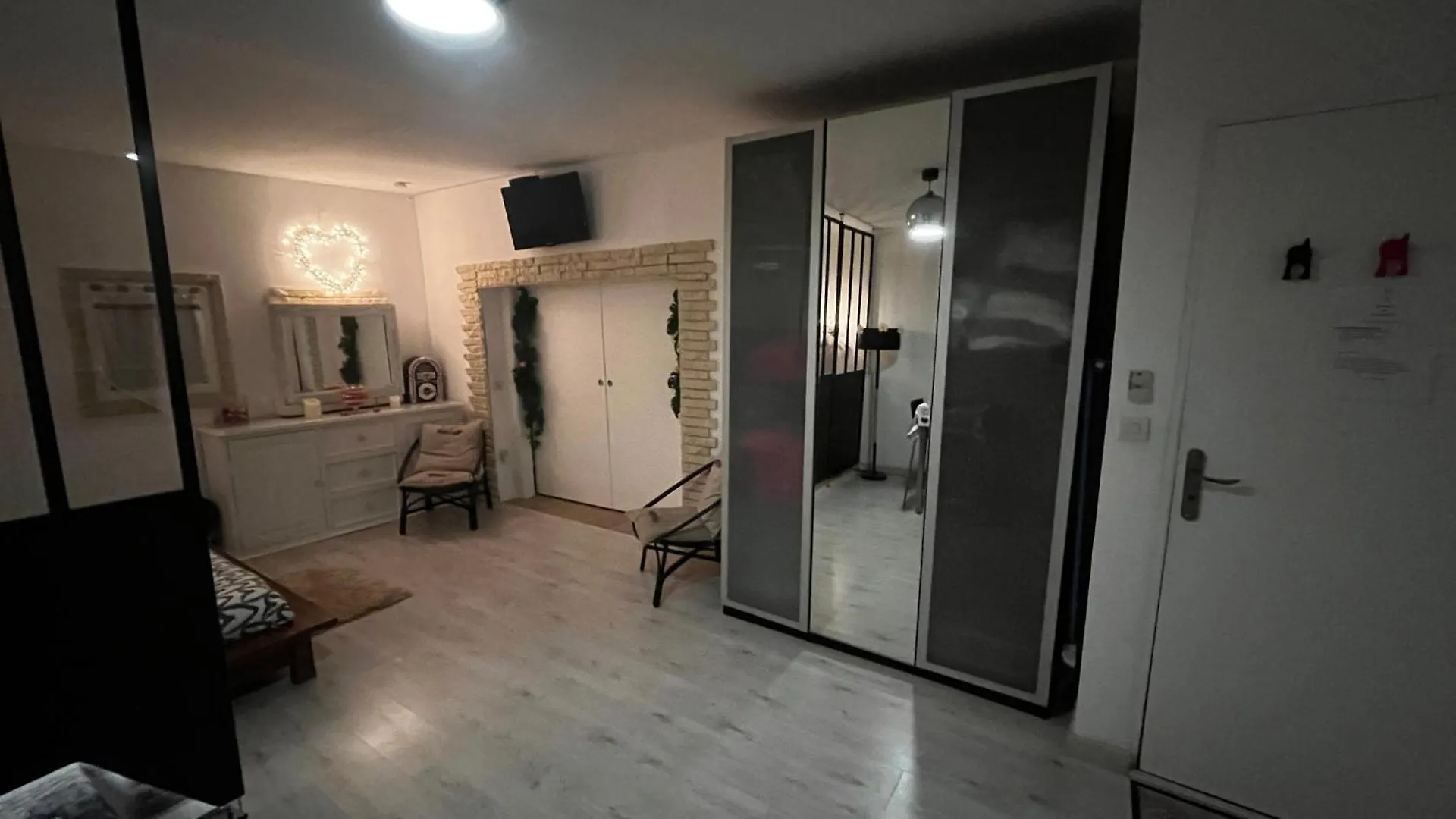 Apartment Aux Portes De La Camargue Studio Balneo Piscine Tarascon